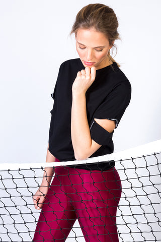 pure by luce sustainable dark red unicolour Noor Ruby leggings with booty contouring with the Yattou Black sports T-shirt with cut-out sleeves